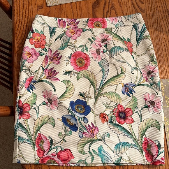 Fully lined Ann Taylor floral pencil skirt. Zip closure NWOT - Picture 4 of 4